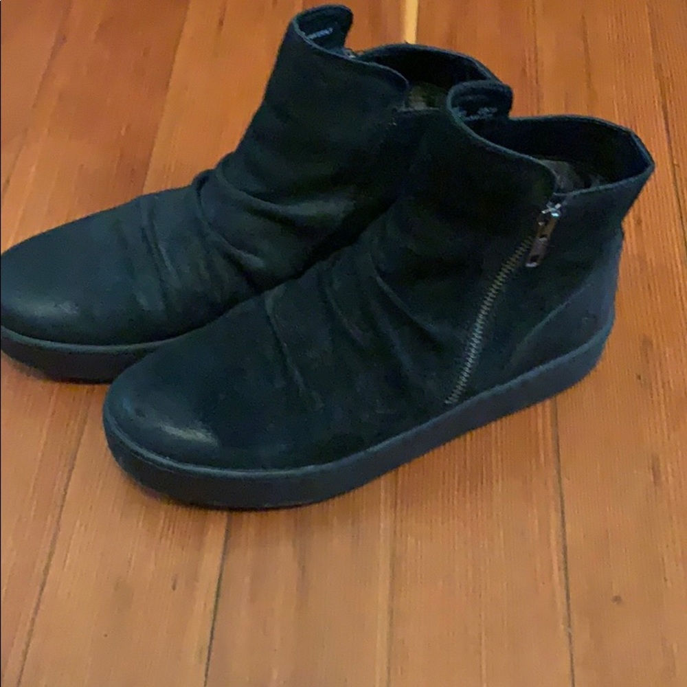 Born booties with side zip